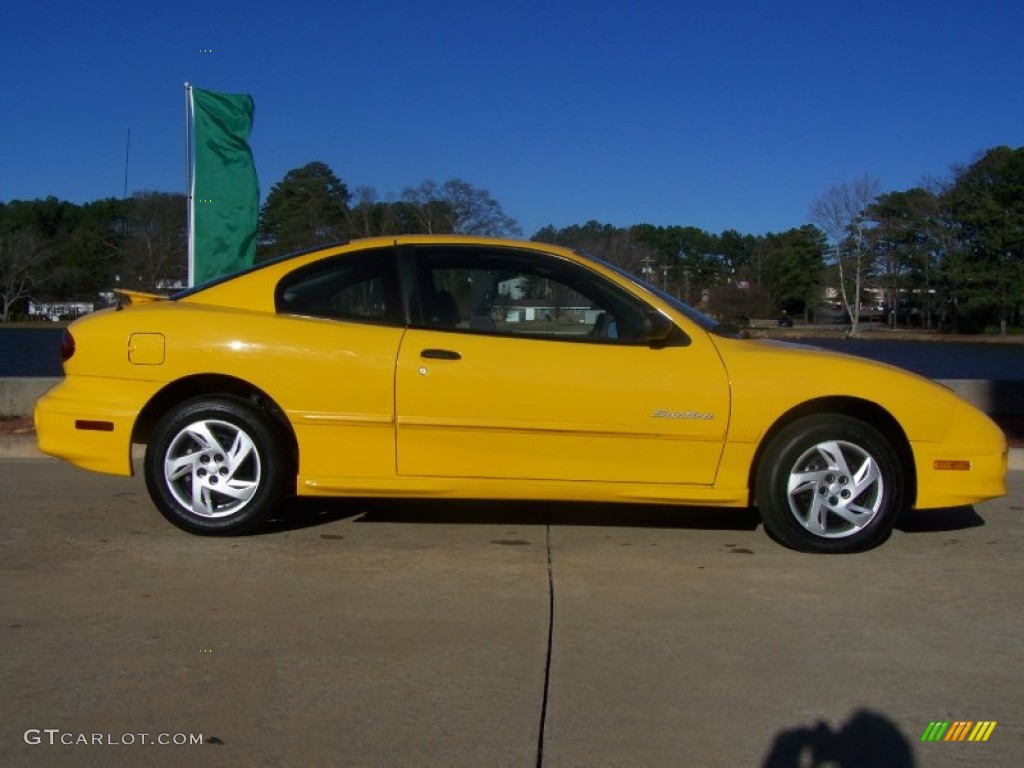2002 Sunfire SE Coupe - Yellow / Graphite photo #7