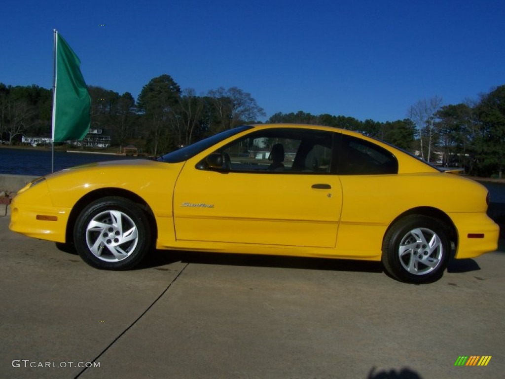 2002 Sunfire SE Coupe - Yellow / Graphite photo #8