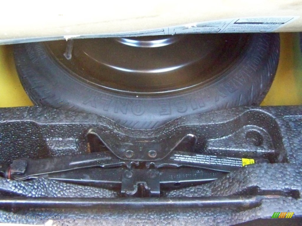 2002 Sunfire SE Coupe - Yellow / Graphite photo #28