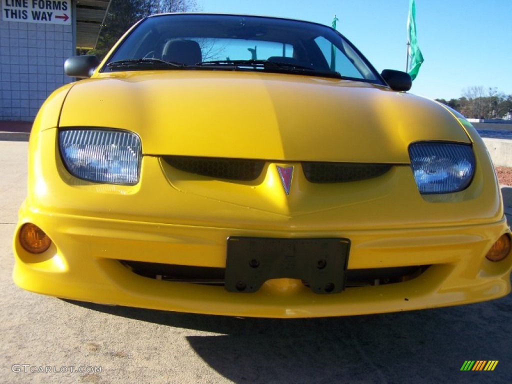 2002 Sunfire SE Coupe - Yellow / Graphite photo #35