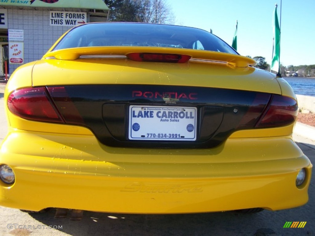 2002 Sunfire SE Coupe - Yellow / Graphite photo #36