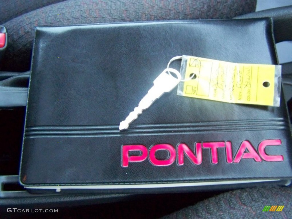 2002 Sunfire SE Coupe - Yellow / Graphite photo #38
