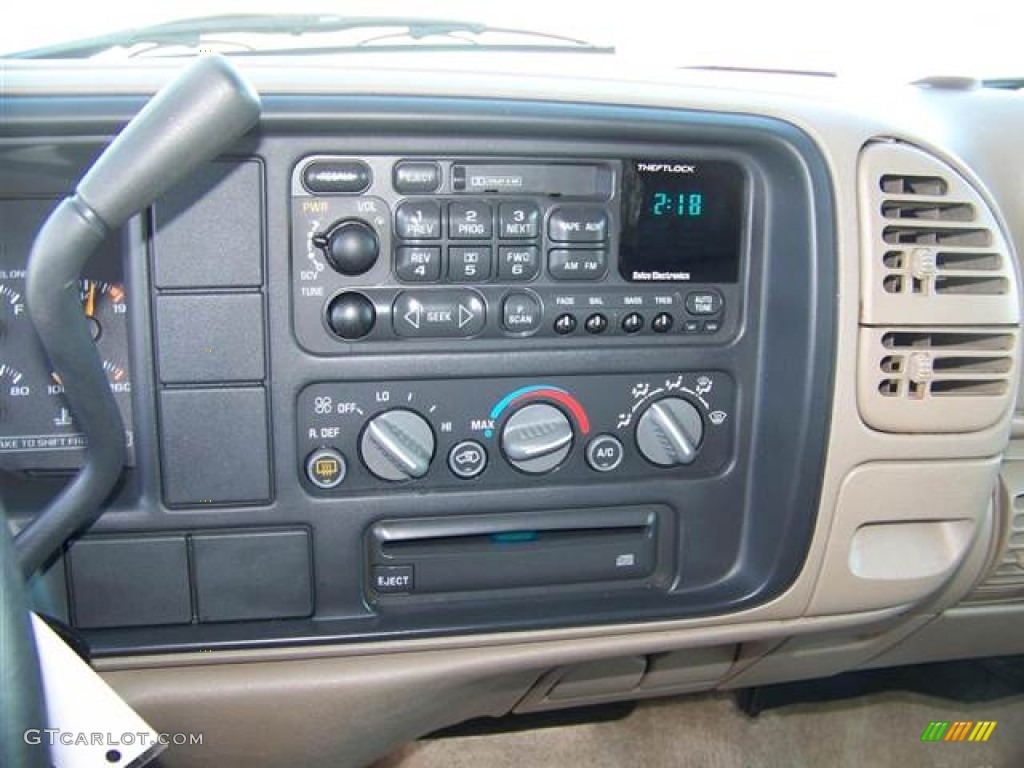 1999 Chevrolet Suburban C1500 LS Audio System Photos