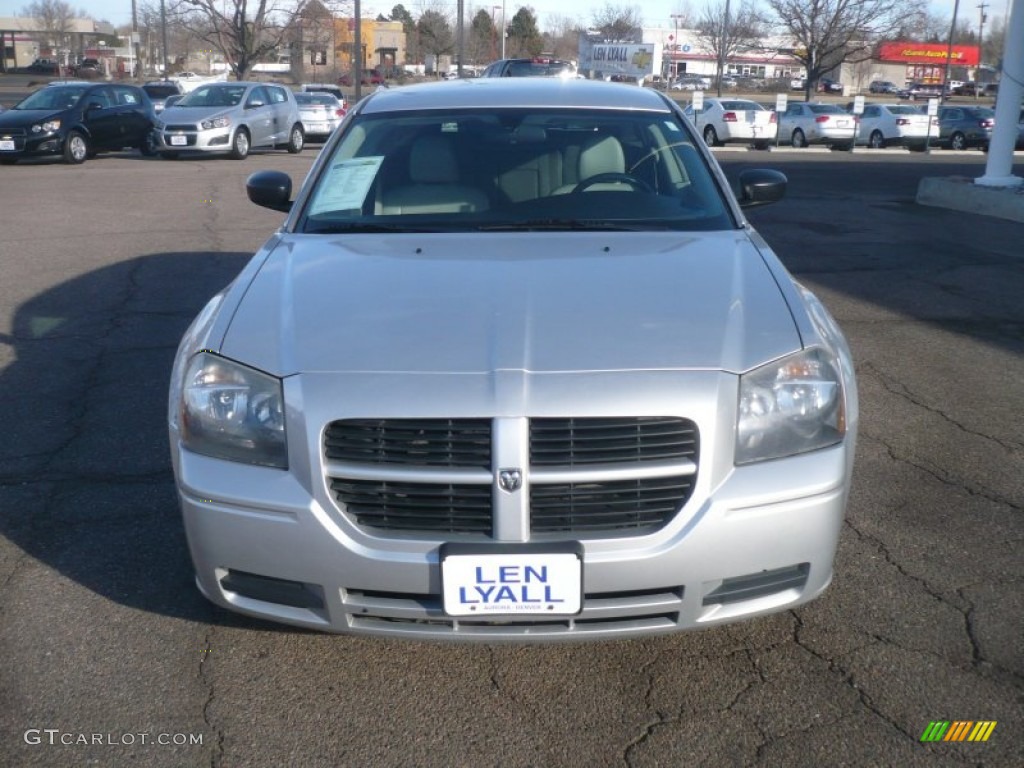 2005 Magnum SXT - Bright Silver Metallic / Dark Slate Gray/Light Graystone photo #3