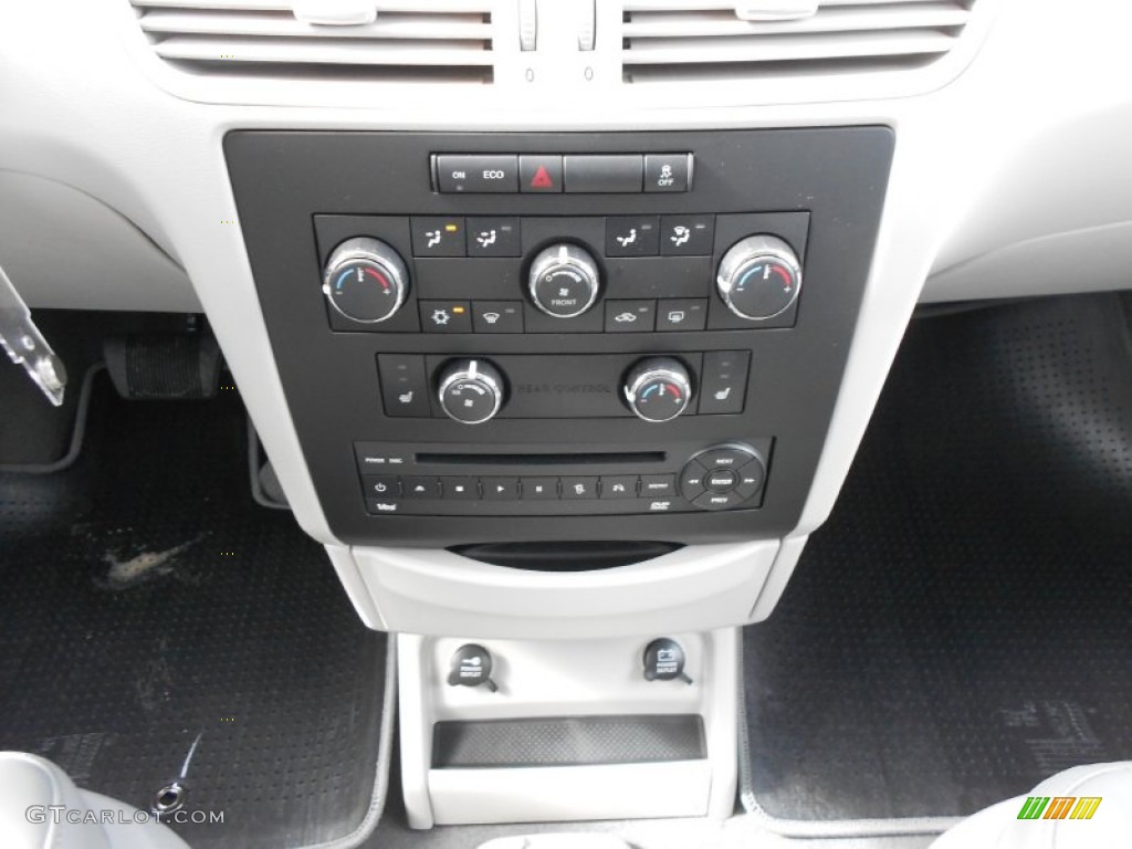 2012 Volkswagen Routan SE Controls Photo #59134982