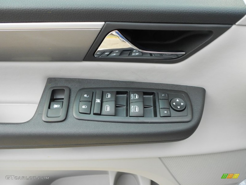 2012 Volkswagen Routan SE Controls Photo #59135018