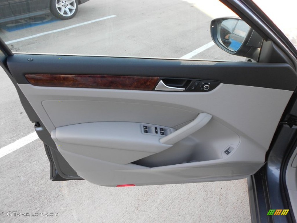 2012 Volkswagen Passat 2.5L SEL Moonrock Gray Door Panel Photo #59138390