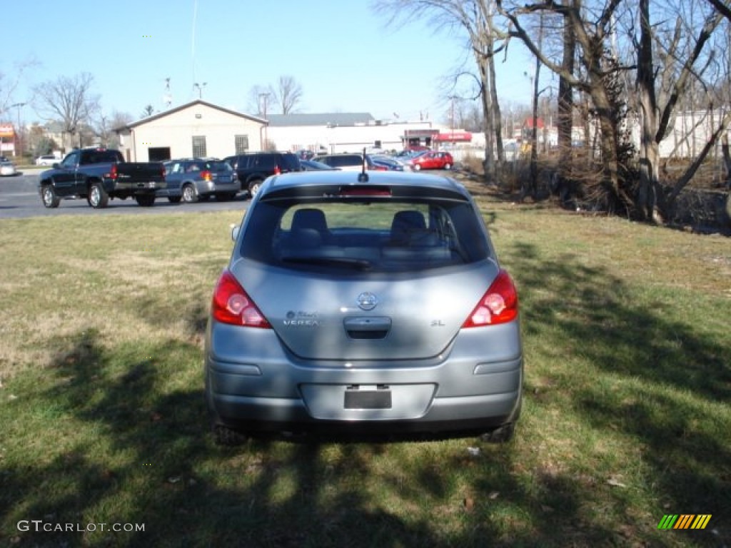 2008 Versa 1.8 SL Hatchback - Magnetic Gray / Charcoal photo #3