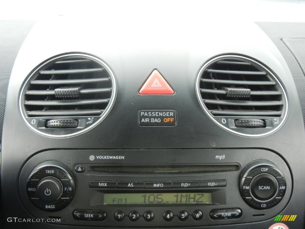 2010 Volkswagen New Beetle 2.5 Coupe Audio System Photo #59165381