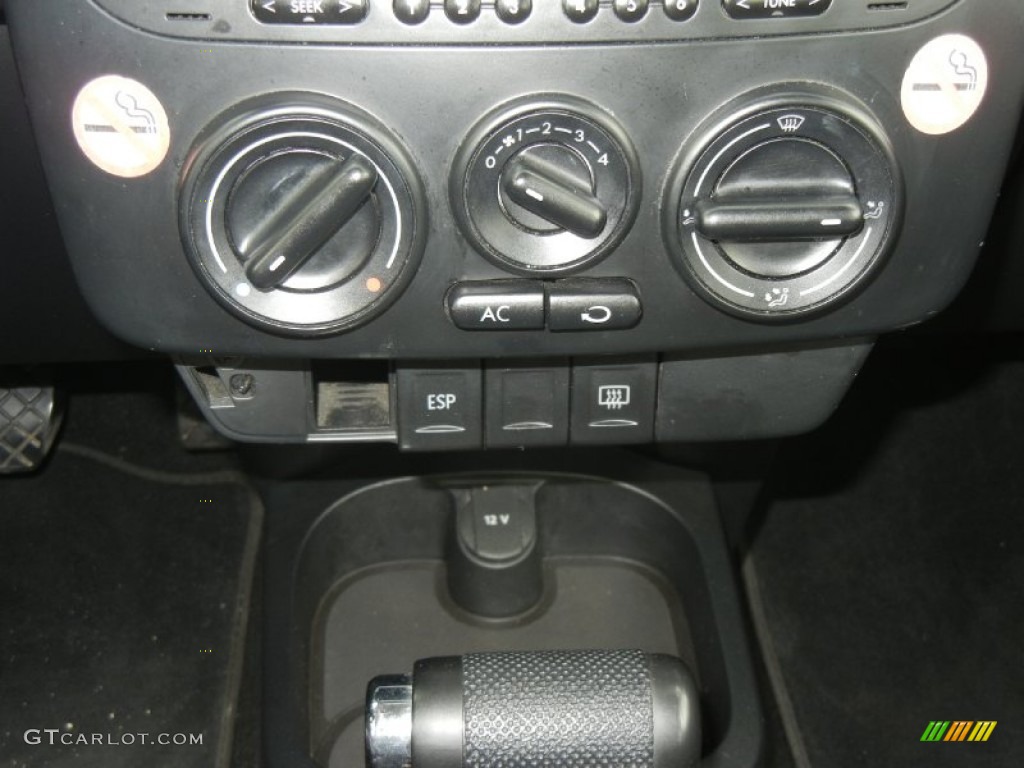 2010 Volkswagen New Beetle 2.5 Coupe Controls Photos
