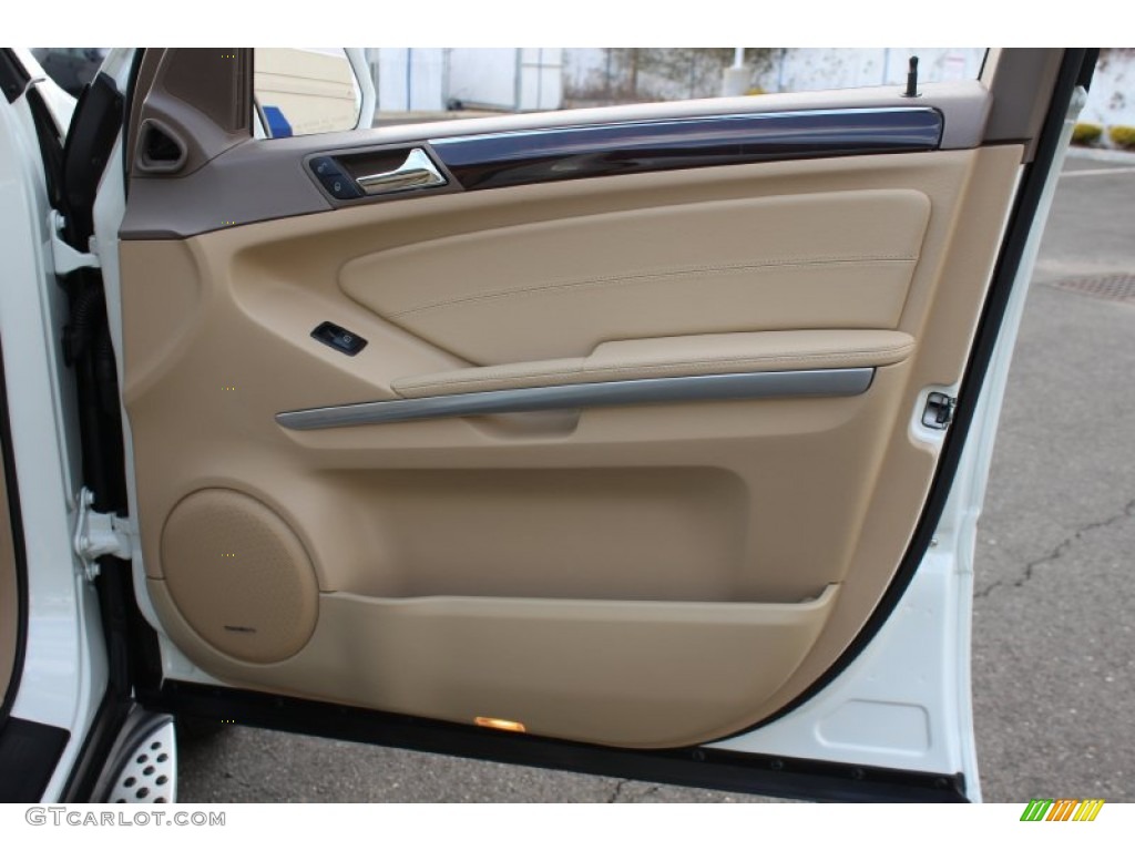 2010 Mercedes-Benz ML 550 4Matic Door Panel Photos