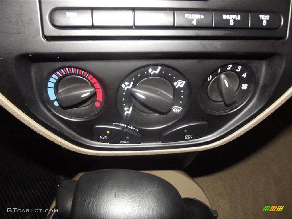 2006 Ford Focus ZXW SE Wagon Controls Photo #59175695