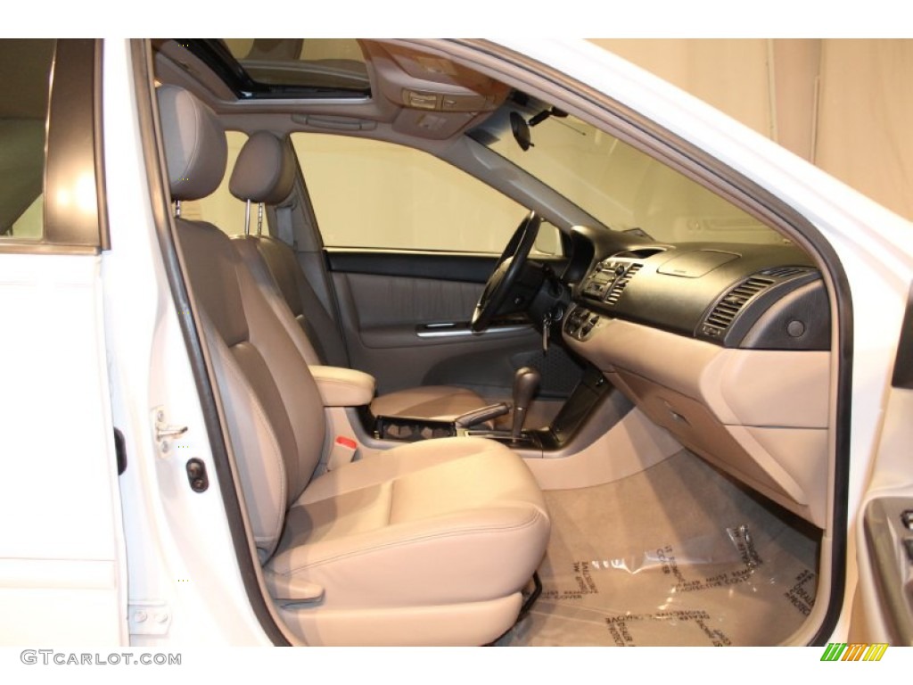 2005 Camry SE V6 - Super White / Taupe photo #21