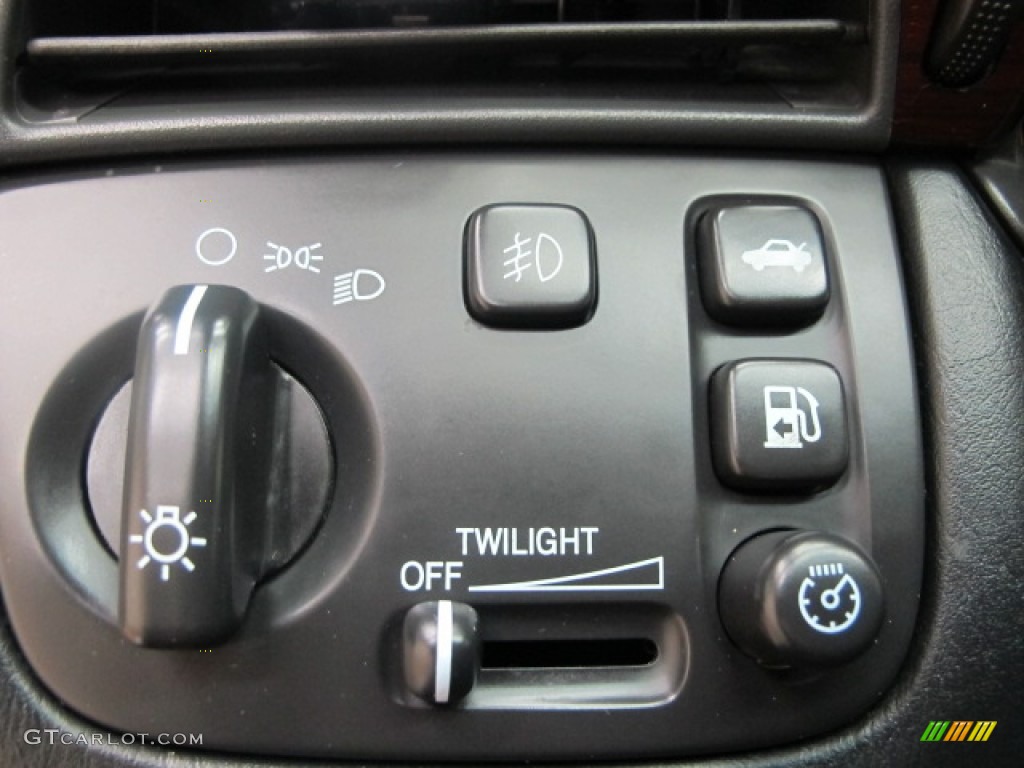 2002 Cadillac DeVille DTS Controls Photo #59204312