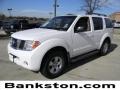 2006 Avalanche White Nissan Pathfinder LE  photo #1