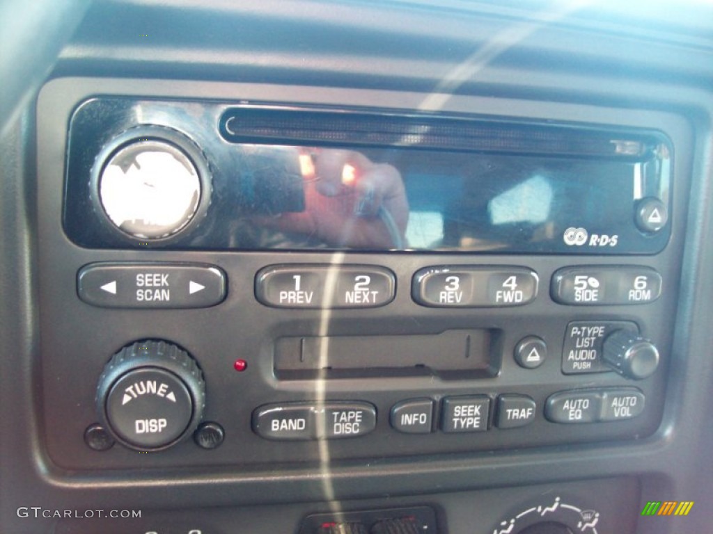 2003 Chevrolet Suburban 1500 LT 4x4 Audio System Photo #59253582