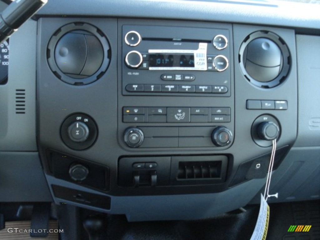 2012 F350 Super Duty XL SuperCab 4x4 - Oxford White / Steel photo #17