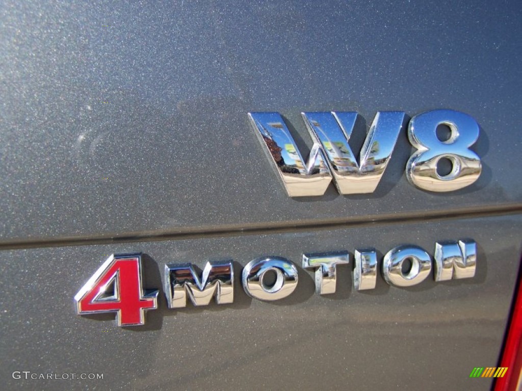 2003 Volkswagen Passat W8 4Motion Sedan Marks and Logos Photos