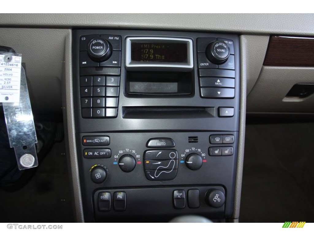 2004 XC90 2.5T - Silver Metallic / Taupe/Light Taupe photo #25