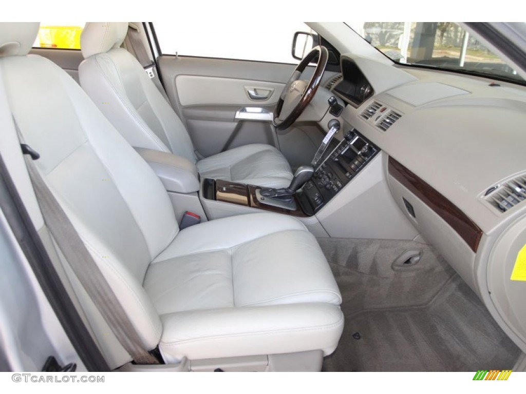 Taupe/Light Taupe Interior 2004 Volvo XC90 2.5T Photo #59325695