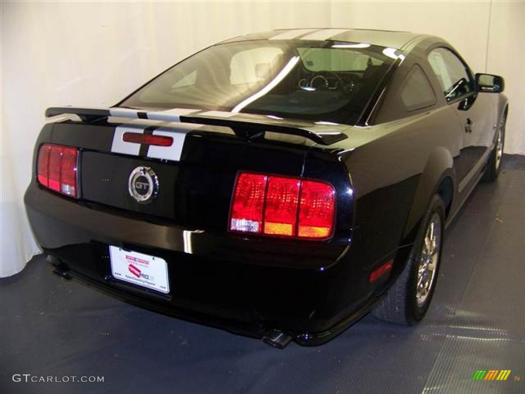2005 Mustang GT Premium Coupe - Black / Dark Charcoal photo #17