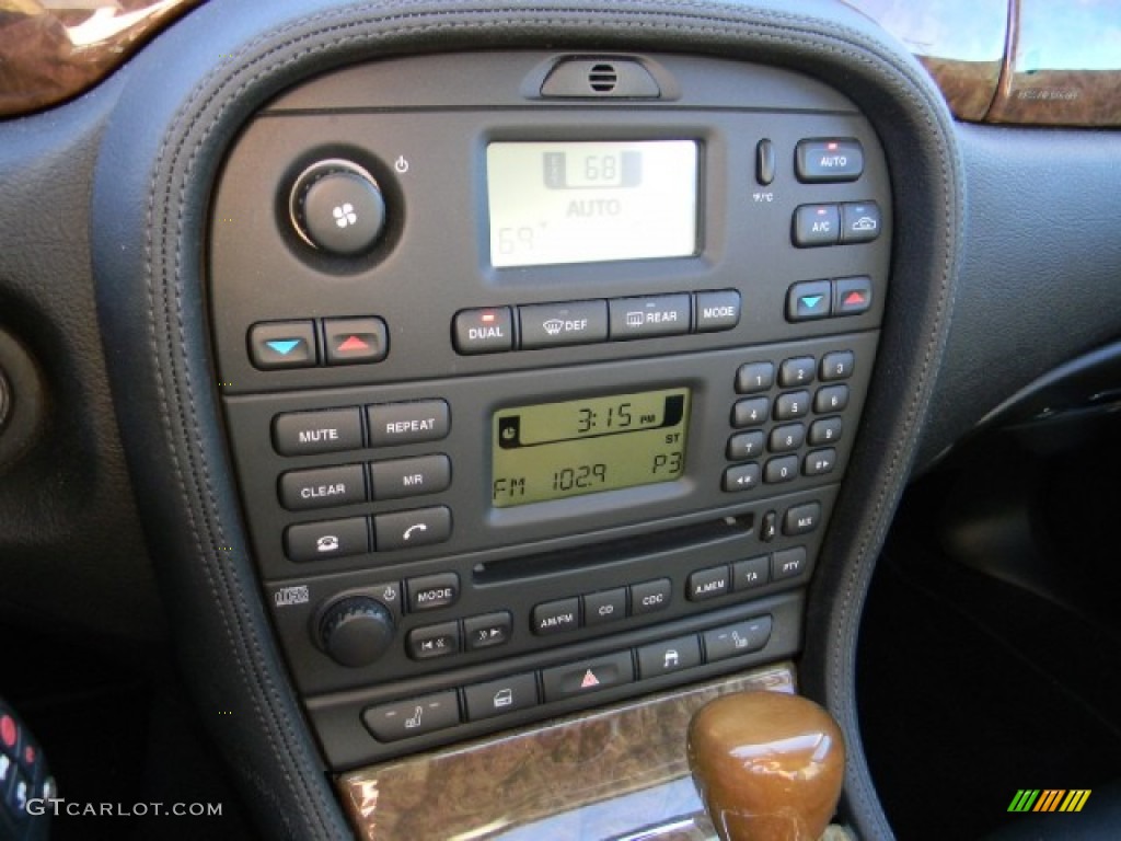 2005 Jaguar S-Type 4.2 Controls Photo #59343190