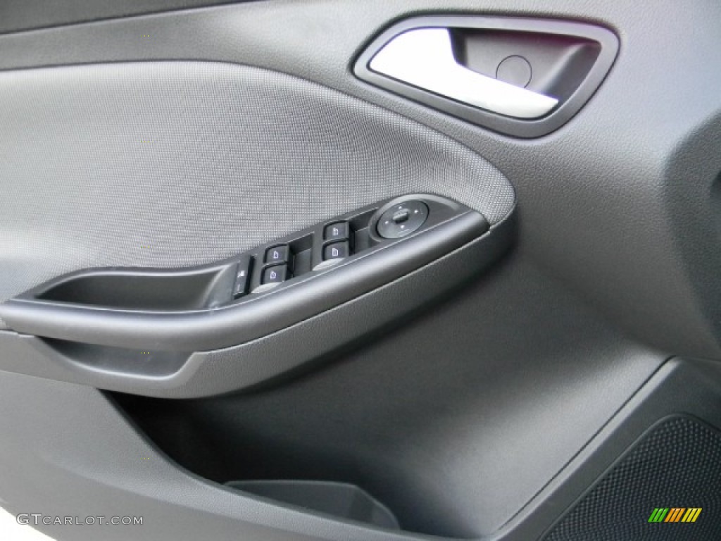 2012 Focus SE 5-Door - Ingot Silver Metallic / Charcoal Black photo #12
