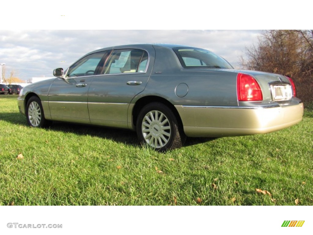 Light Tundra Metallic 2005 Lincoln Town Car Signature Exterior Photo #59349699