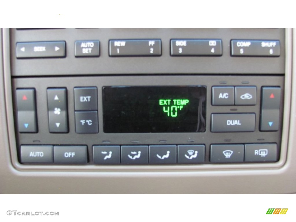 2005 Lincoln Town Car Signature Controls Photo #59349907