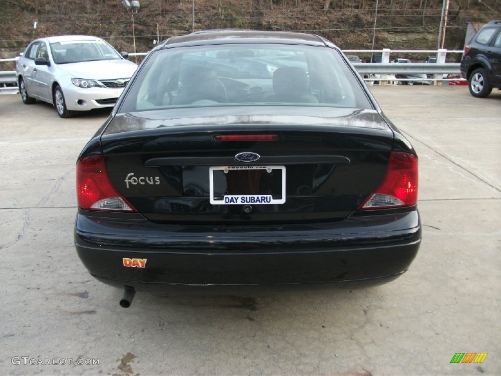 2003 Focus SE Sedan - Pitch Black / Medium Graphite photo #8
