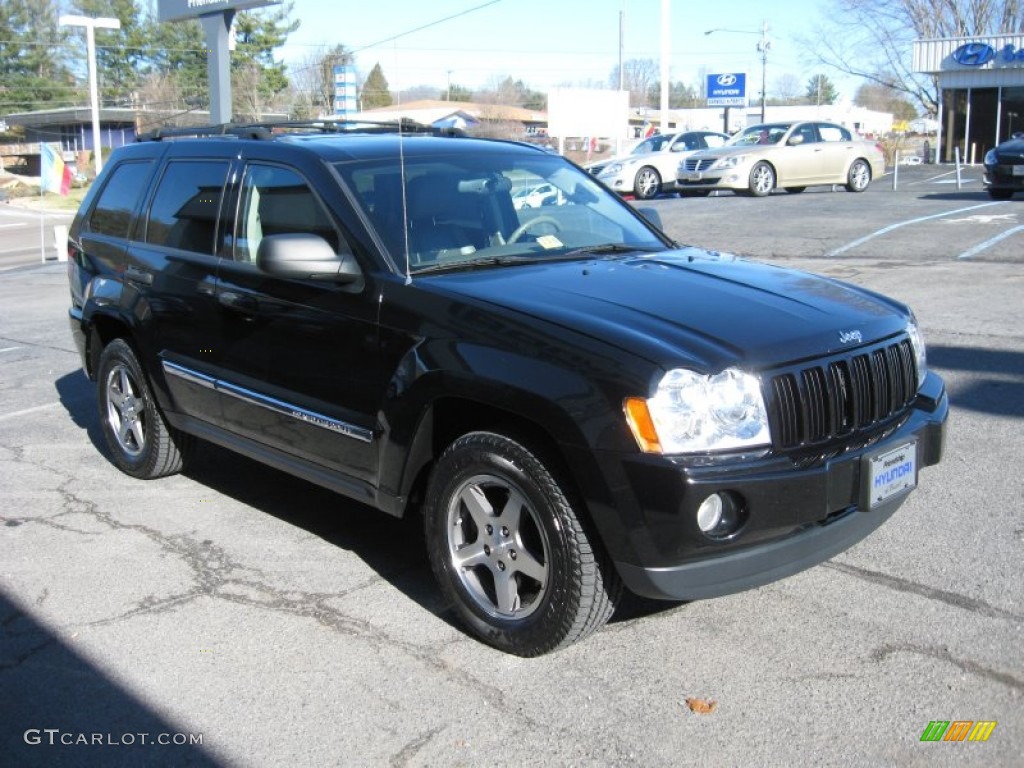 2005 Grand Cherokee Laredo 4x4 - Black / Medium Slate Gray photo #4