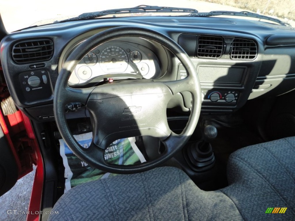 1998 S10 Regular Cab - Bright Red / Graphite photo #8