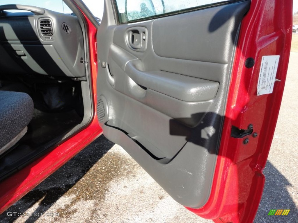 1998 S10 Regular Cab - Bright Red / Graphite photo #19