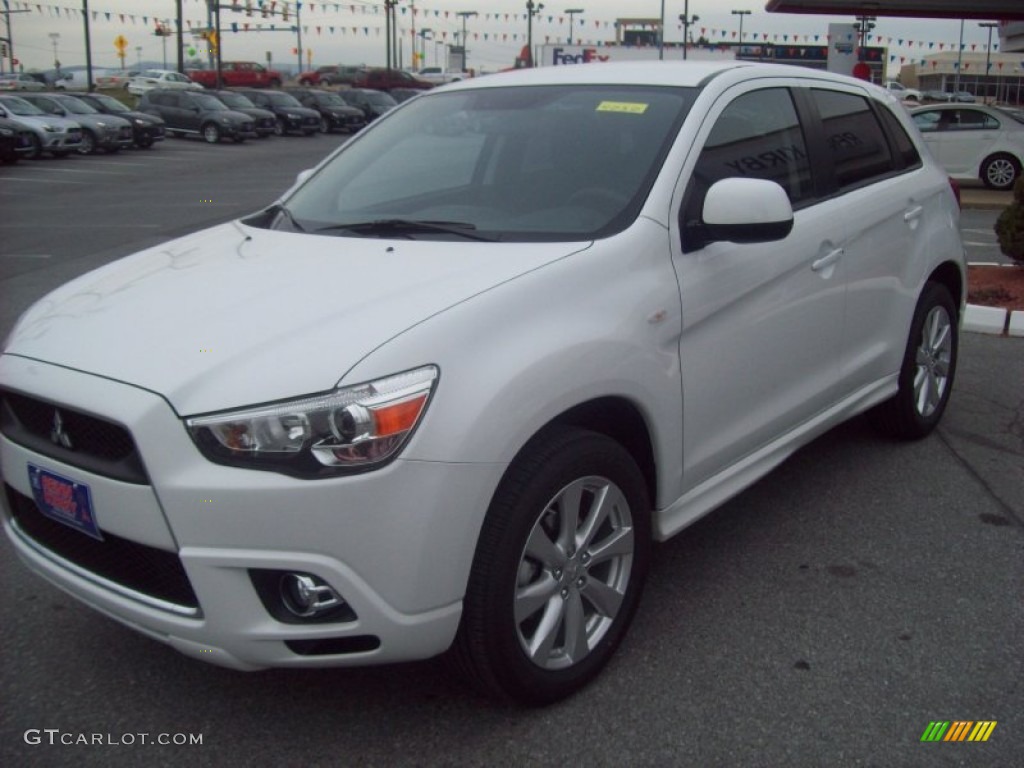 Diamond White Mitsubishi Outlander Sport