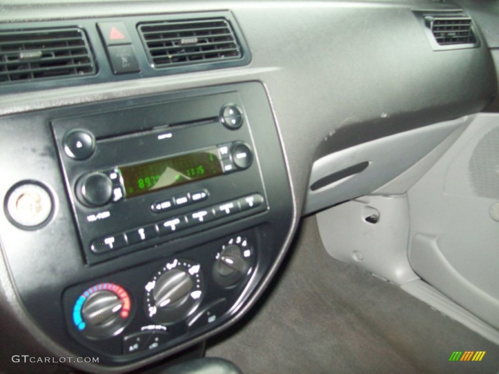 2007 Focus ZX4 S Sedan - CD Silver Metallic / Charcoal/Light Flint photo #14