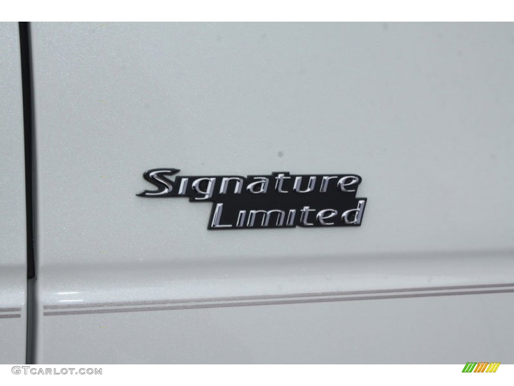 2006 Town Car Signature Limited - Ceramic White Tri-Coat / Medium Light Stone photo #24