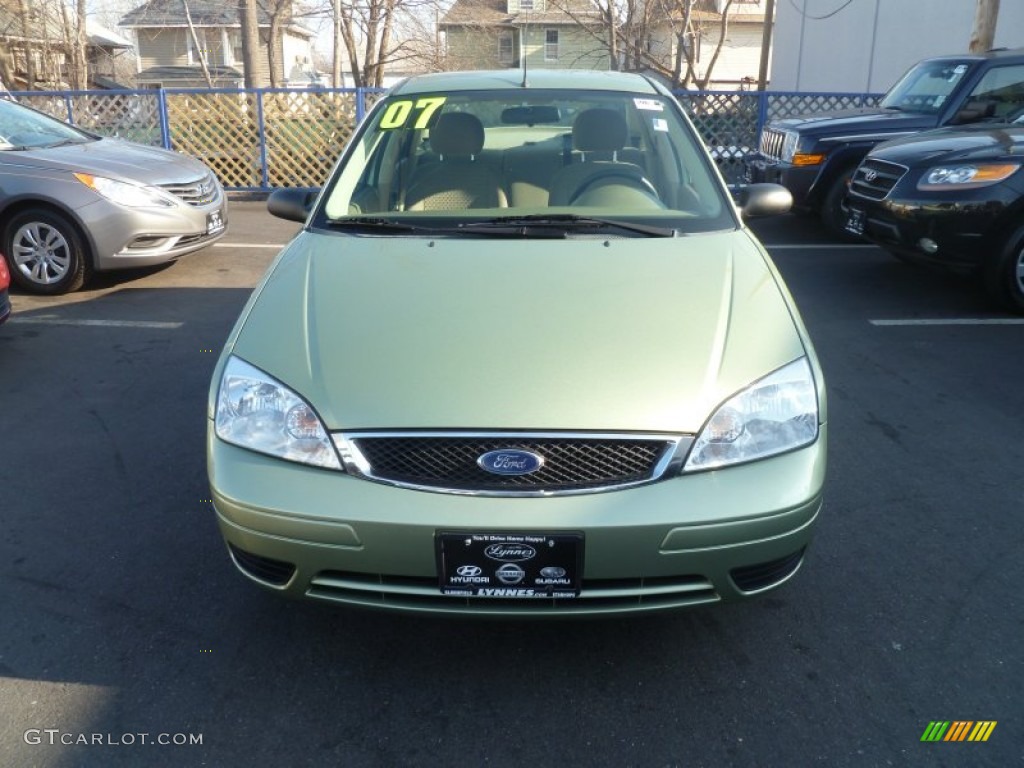 2007 Focus ZX4 SE Sedan - Kiwi Green Metallic / Dark Pebble/Light Pebble photo #2
