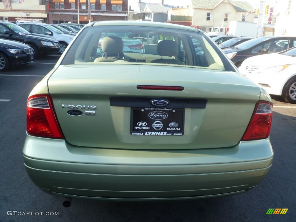 2007 Focus ZX4 SE Sedan - Kiwi Green Metallic / Dark Pebble/Light Pebble photo #3