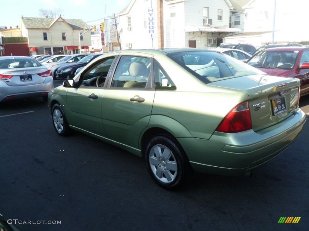 2007 Focus ZX4 SE Sedan - Kiwi Green Metallic / Dark Pebble/Light Pebble photo #4