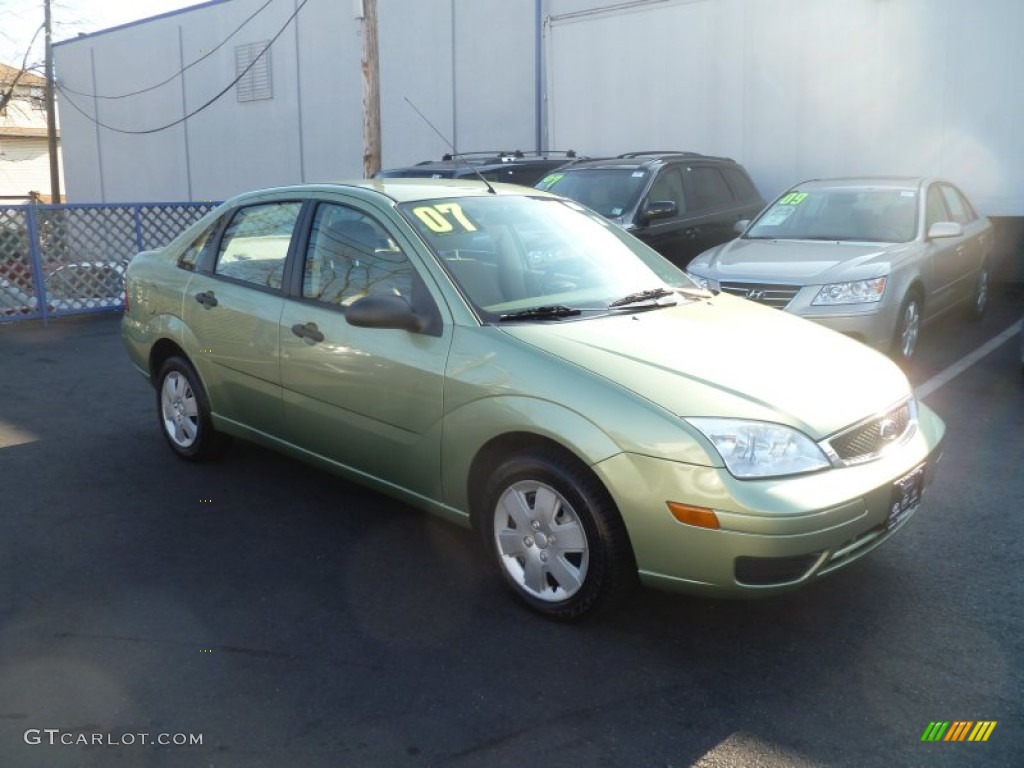 2007 Focus ZX4 SE Sedan - Kiwi Green Metallic / Dark Pebble/Light Pebble photo #6