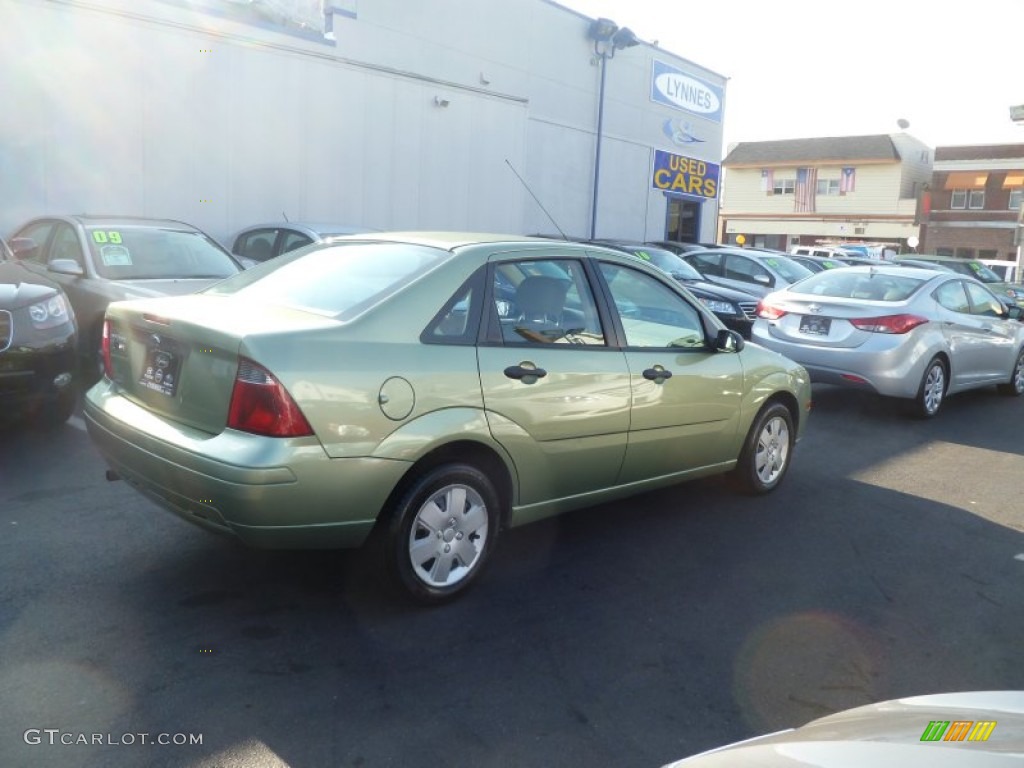2007 Focus ZX4 SE Sedan - Kiwi Green Metallic / Dark Pebble/Light Pebble photo #7