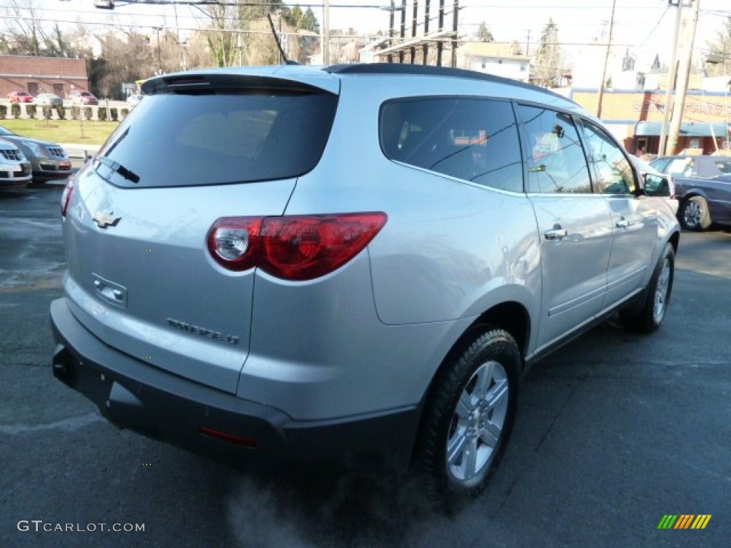2010 Traverse LT - Silver Ice Metallic / Dark Gray/Light Gray photo #5
