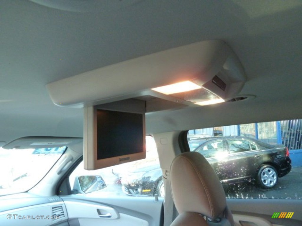 2010 Traverse LT - Silver Ice Metallic / Dark Gray/Light Gray photo #13