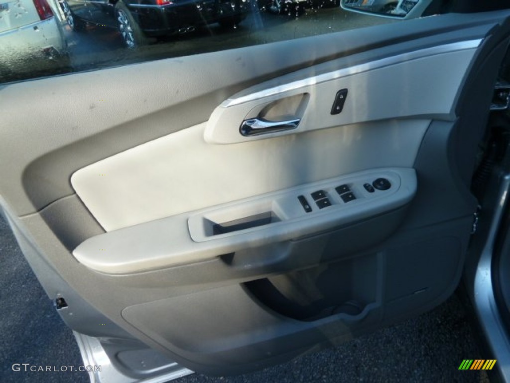 2010 Traverse LT - Silver Ice Metallic / Dark Gray/Light Gray photo #15