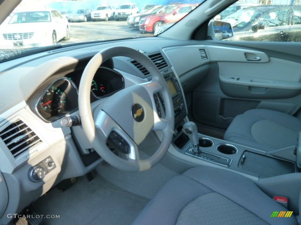 2010 Traverse LT - Silver Ice Metallic / Dark Gray/Light Gray photo #16