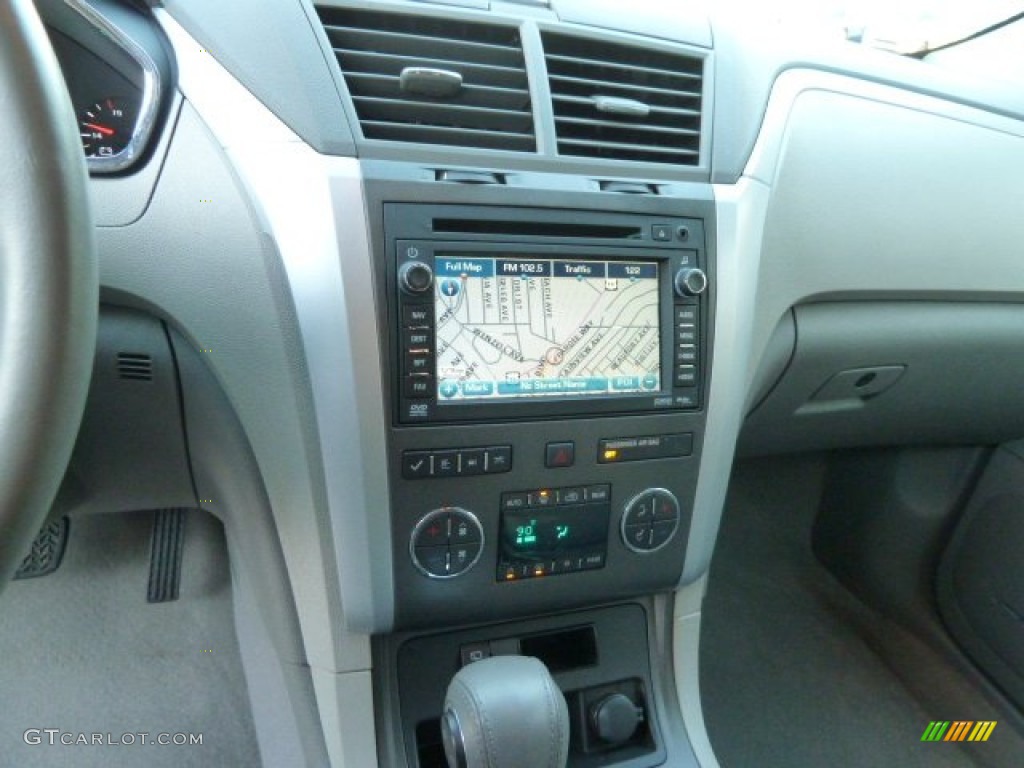 2010 Traverse LT - Silver Ice Metallic / Dark Gray/Light Gray photo #18