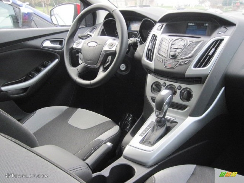 2012 Focus SE Sport 5-Door - Race Red / Two-Tone Sport photo #3