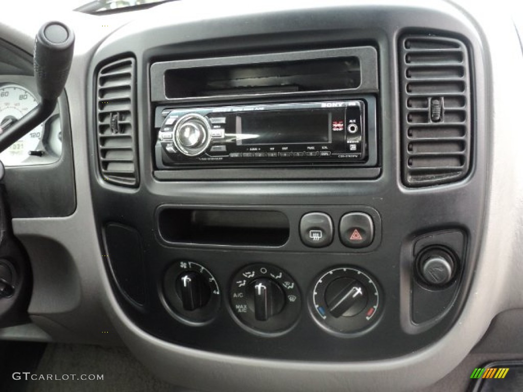 2002 Ford Escape XLS V6 Controls Photos