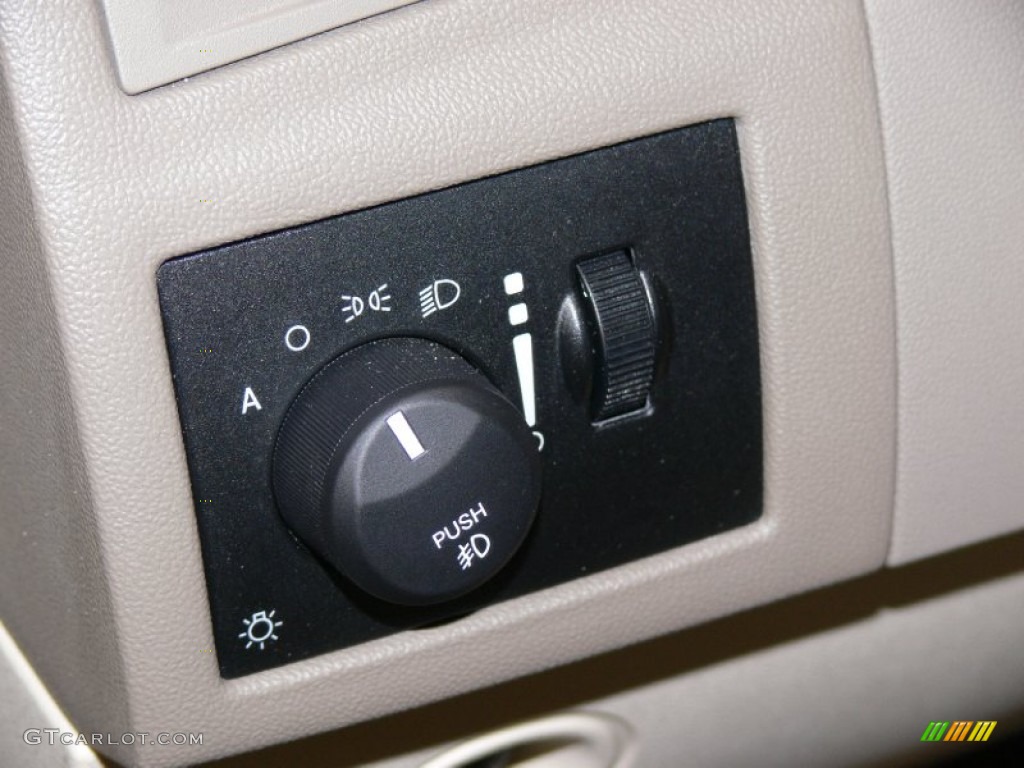 2009 Chrysler 300 C HEMI Heritage Edition Controls Photo #59533246