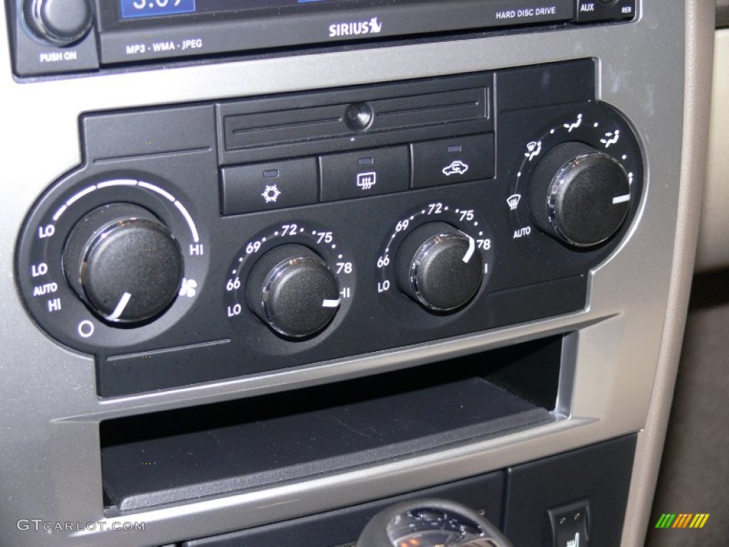 2009 Chrysler 300 C HEMI Heritage Edition Controls Photo #59533279